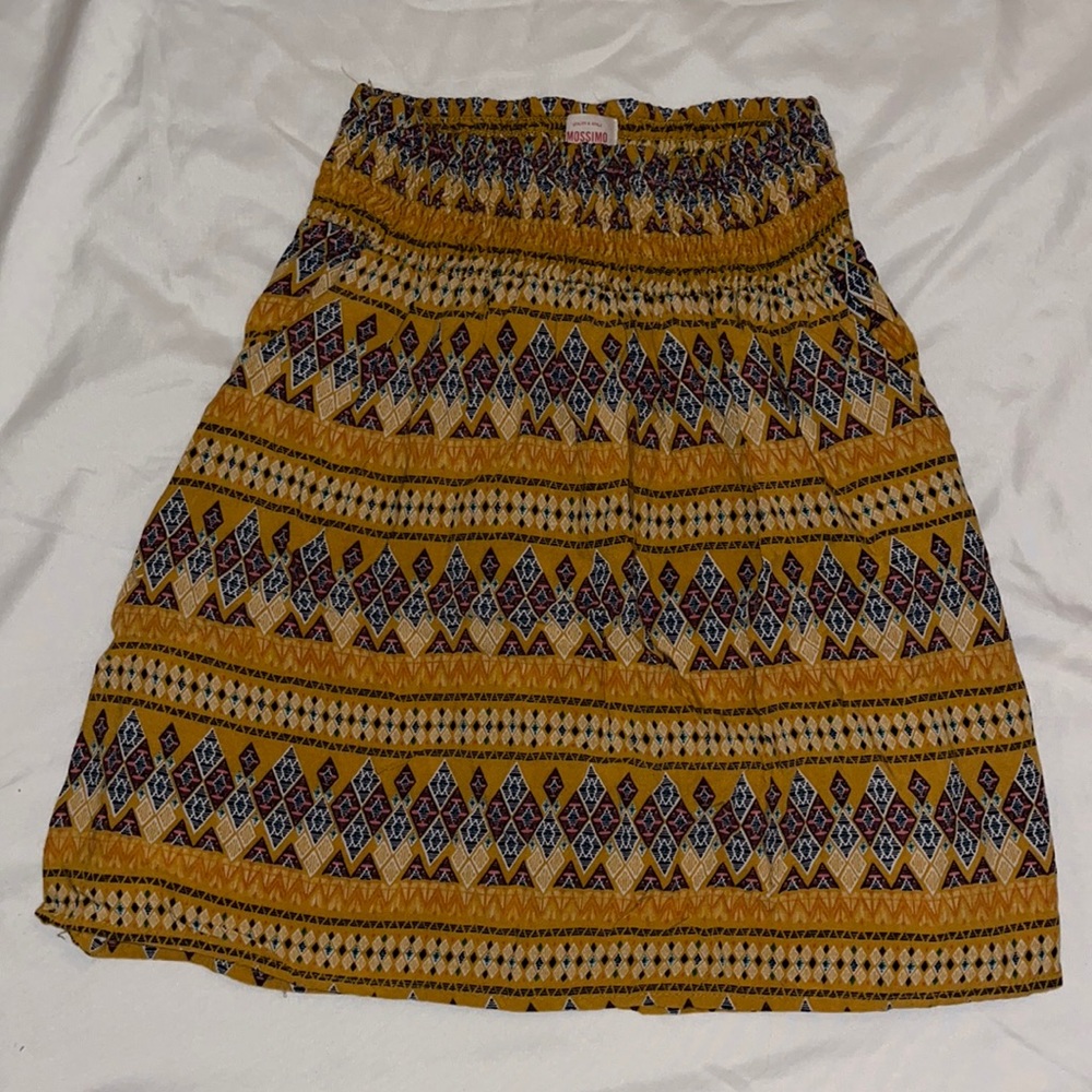 Super cute skirt. High waisted. Great condition. Elastic on top.